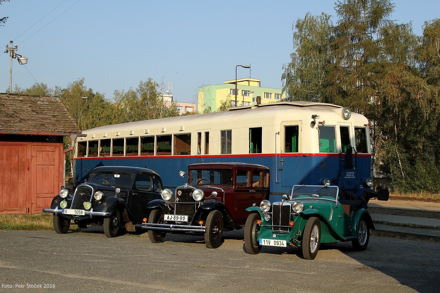 Modrý šíp M 274.004 s historickými automobilmi v stanici Sázava - Černé Budy