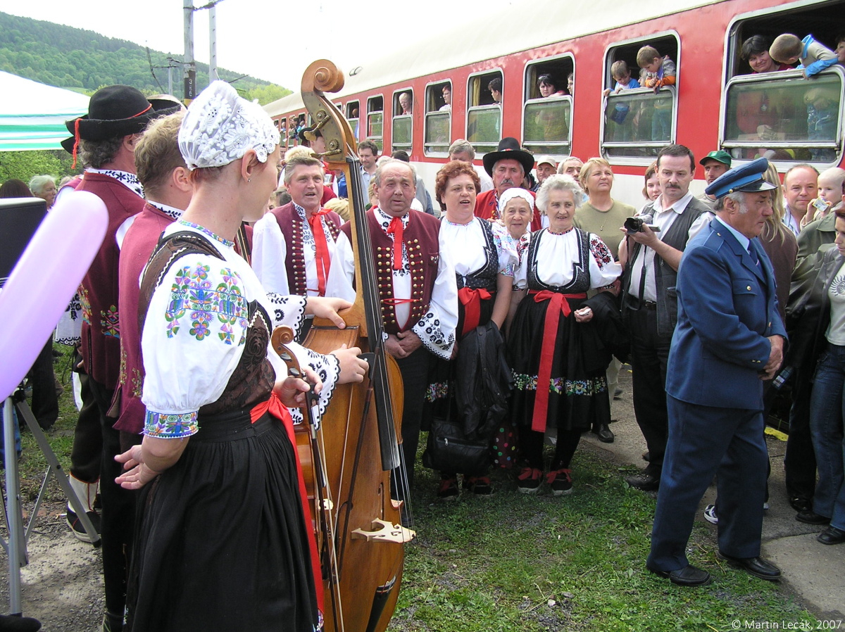 Folklórne vystúpenie počas zastávky zvláštneho vlaku