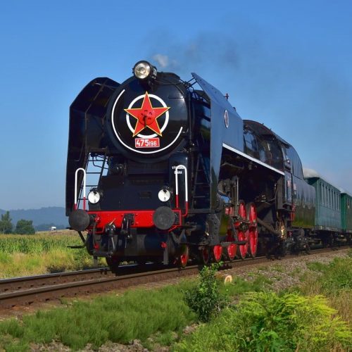Osobitný vlak 31263 so 475.196 prechádza výhybňou Slatinka