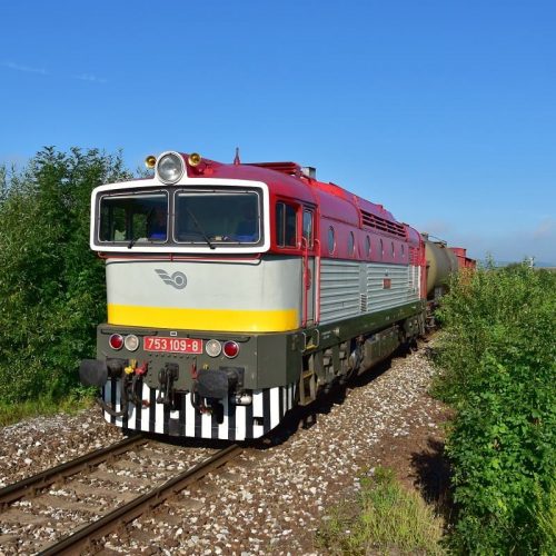 Požiarny vlak 31907 s rušňom 753.109 neďaleko zast. Stožok