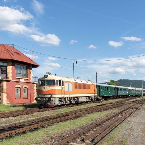 Osobitný vlak 31265 s T 678.012 vchádza do Fiľakova