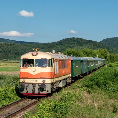 Osobitný vlak 31266 s T 678.012 na spiatočnej ceste do Zvolena prechádza zast. Prša