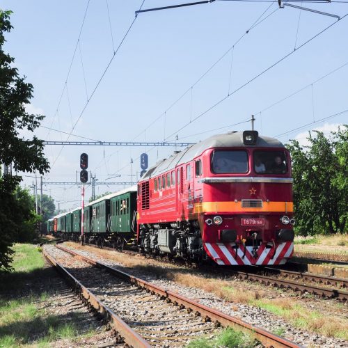 Zvláštny spomienkový vlak vedený rušňom T 679.1168 v úseku Galanta - Trnava.