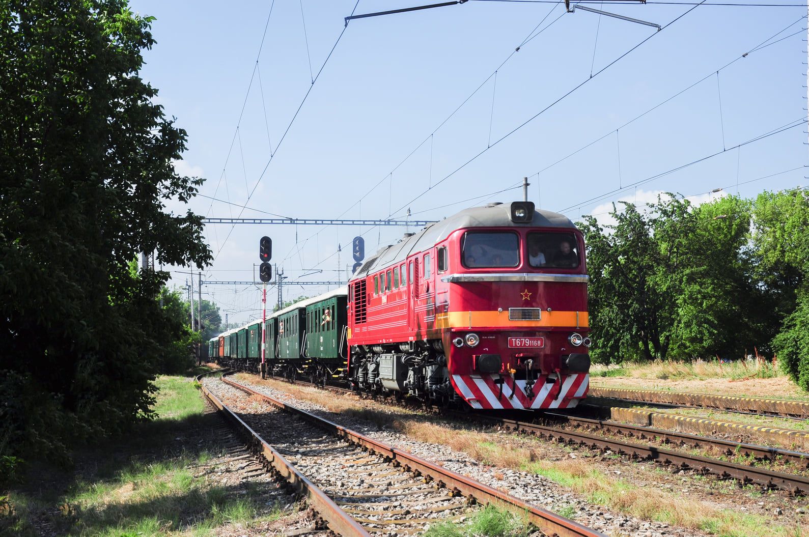 Zvláštny spomienkový vlak vedený rušňom T 679.1168 v úseku Galanta - Trnava.