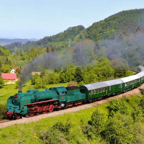 Zvláštny parný vlak na ceste do Kremnice neďaleko Turčeka.