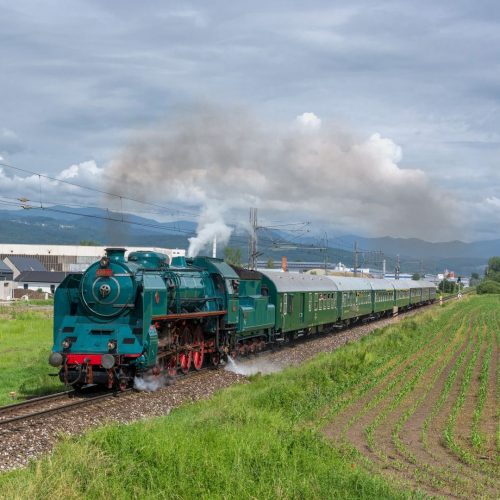 Zvláštny parný vlak s rušňom 486.0074 na trati medzi Zvolenom a Banskou Bystricou.