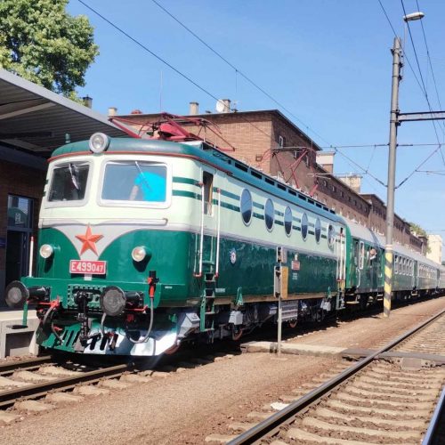 Rušeň E 499.047 v čele zvláštneho vlaku v Olomouci.