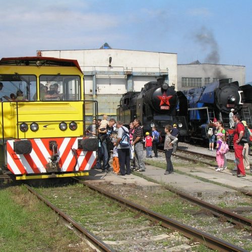 Návštevníci výstavy vozidiel akcie Železnica pre deti.