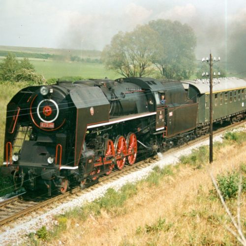 Rušeň 475.196 v čele zvláštneho vlaku s účastníkmi Svetového festivalu slovenskej mládeže v roku 1992.