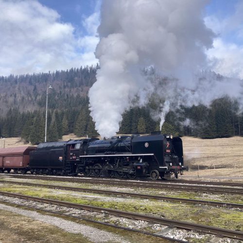 Zvláštny nákladný vlak v žst. Dobšinská Ľadová jaskyňa s plným tlakom pary v kotli. Foto: Marek Palovič