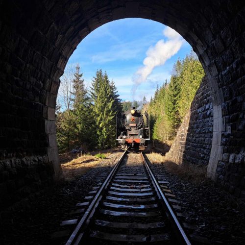 Nákladný vlak pred vjazdom do tunela. Foto: Šimon Akantis